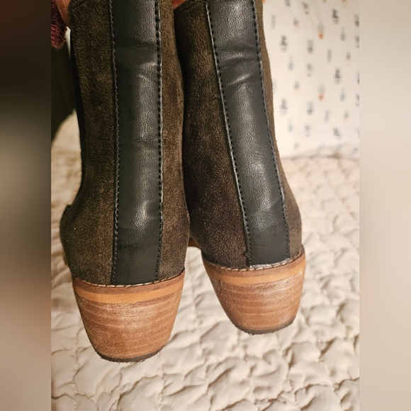 Boots - Picture 4 of 6